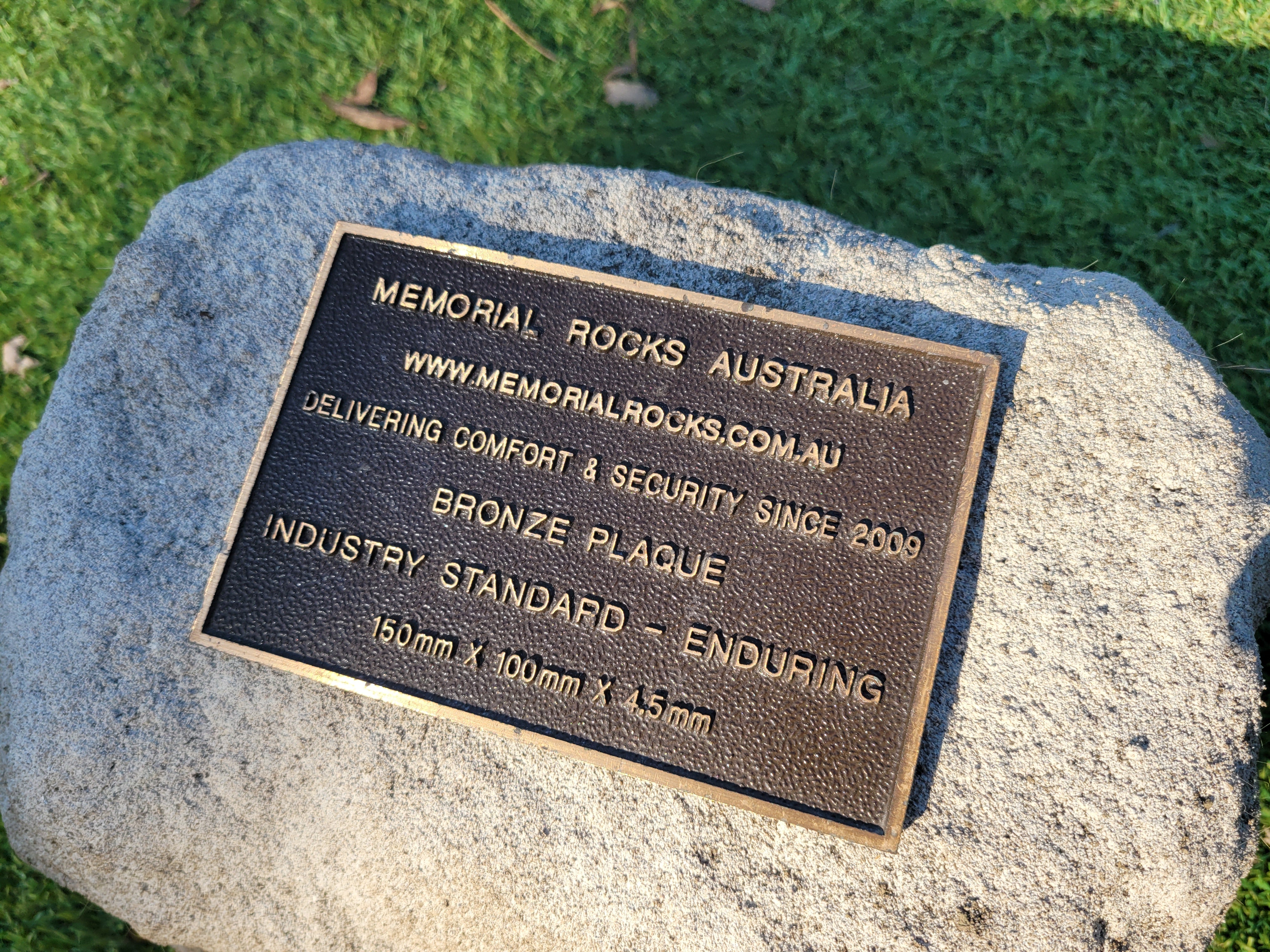 Memorial Rock Urn 1906 Regular Natural Riversand